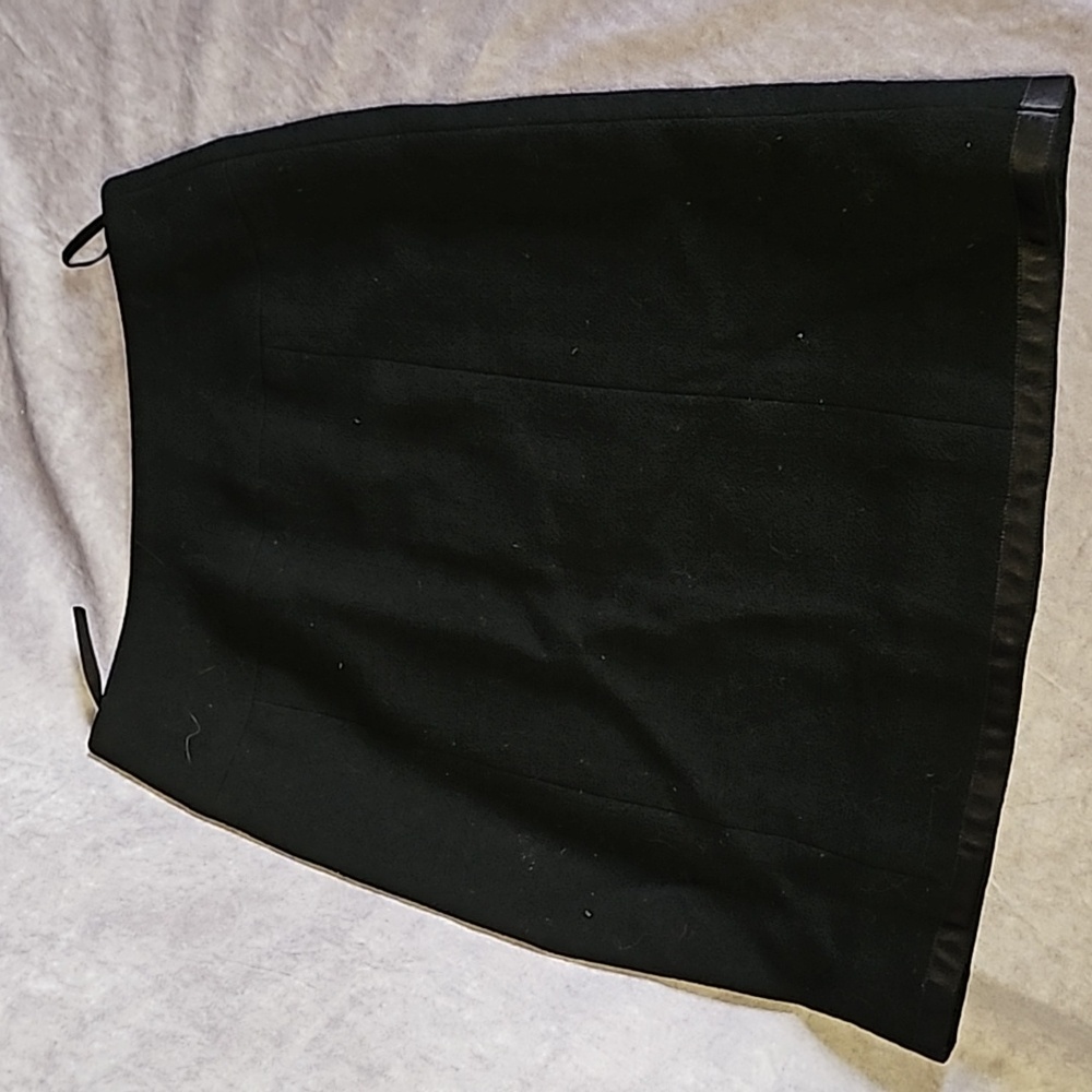 Chanel Boutique Black Wool Short Pencil Skirt Sz. 36